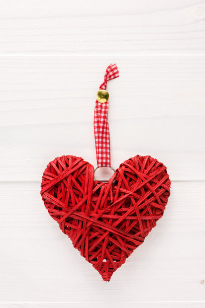 心脏挂在木板上图片下载