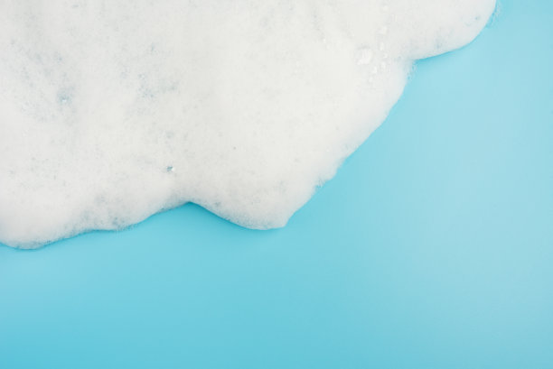 泡沫泡沫上的蓝色背景上顶视图对象美保健概念设计素材图片