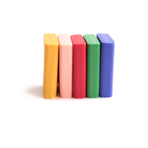 多色的陶土块孤立在白色背景上。图片下载