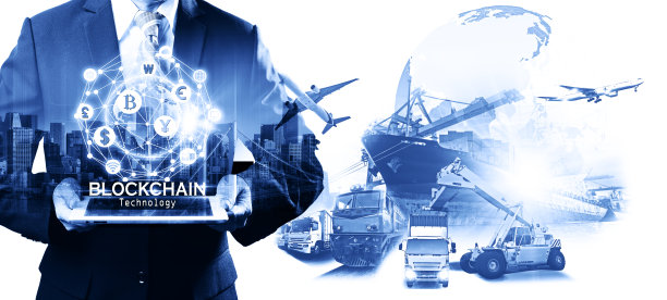 商人在平板电脑上持有区块链全息图，Business and Technology, Internet of thinking and network加密货币的概念，区块链，物流技术运输的概念图片下载