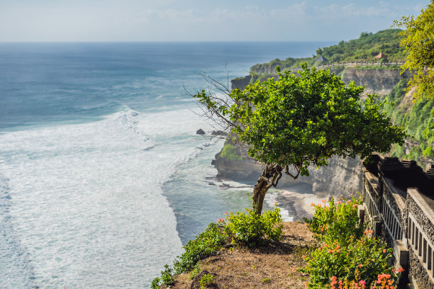 Pura Luhur Uluwatu寺庙，巴厘岛，印度尼西亚。令人惊叹的景观-悬崖与蓝天和大海图片下载