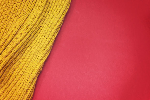 颜色芥末色羊毛冬季围巾孤立在粉红色的背景图片下载