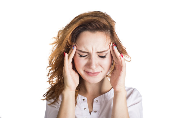 一个头疼的年轻女子，孤立在白色背景上。头痛的概念。图片下载