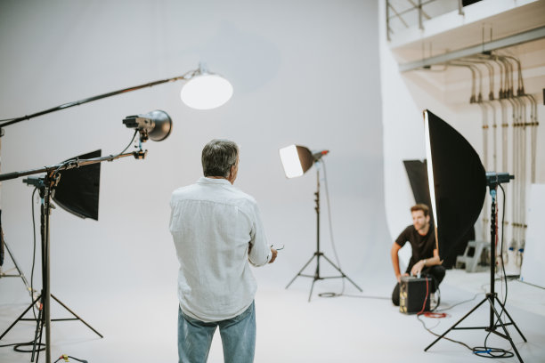 艺术家在工作室里，带着照明设备图片下载