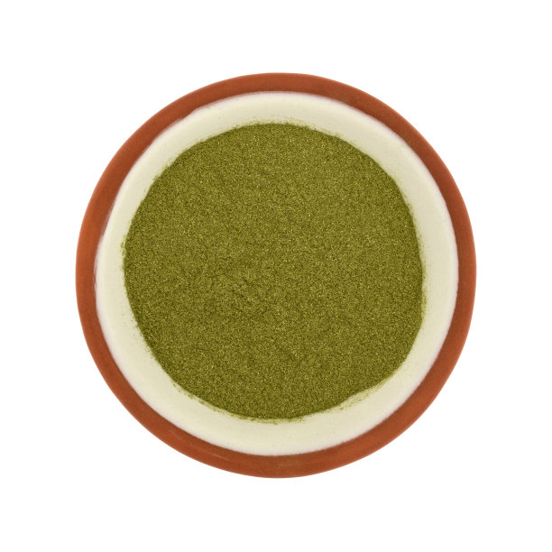 俯视图有机粉状麦草在一个小碗图片下载