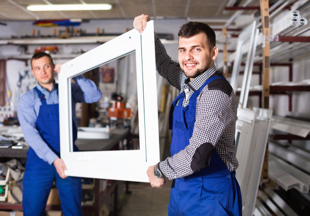 工人在车间检查PVC生产产量图片下载