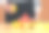 特写阿拉伯年轻女子制作新鲜橙汁和饮用果汁图片下载
