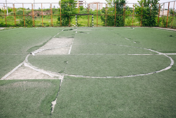 废弃的旧足球场。城市毁灭的照片。图片下载