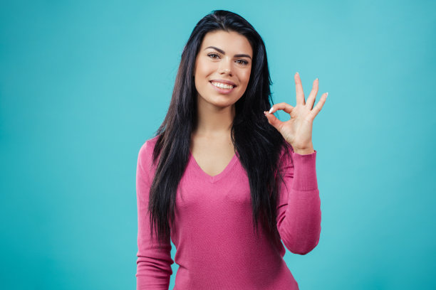 近距离拍摄令人惊叹的时尚女孩显示OK标志图片下载