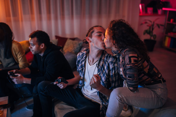 玩电子游戏的朋友图片下载