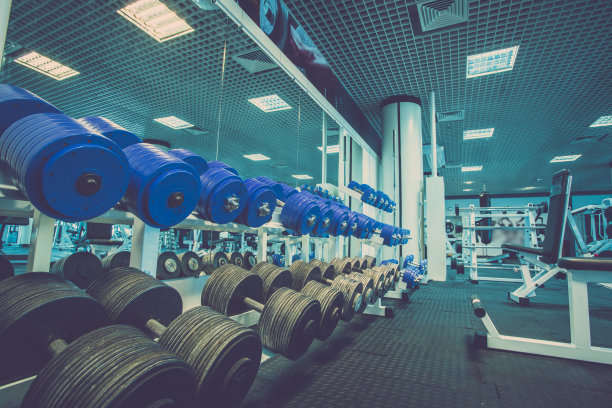 健身房镜子旁边的哑铃图片下载