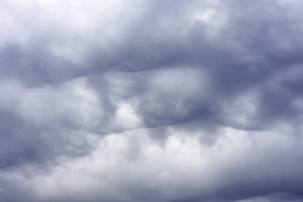 天空中乌云密布。图片下载