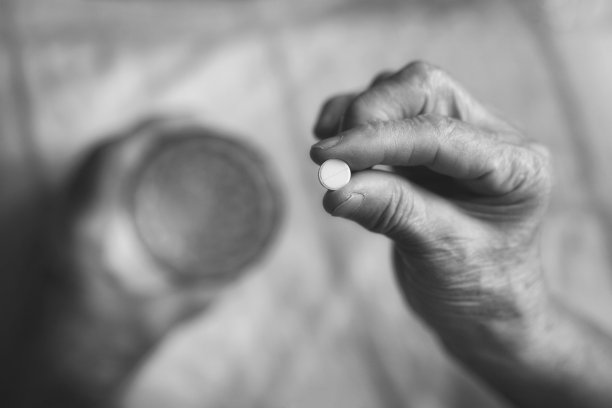 老年妇女的药物治疗。这位老人正在服药。图片下载