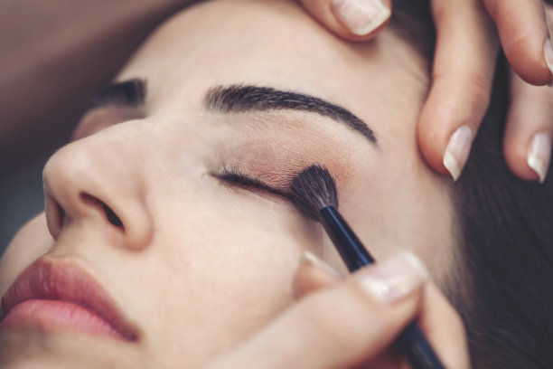 化妆师使用眼影图片下载