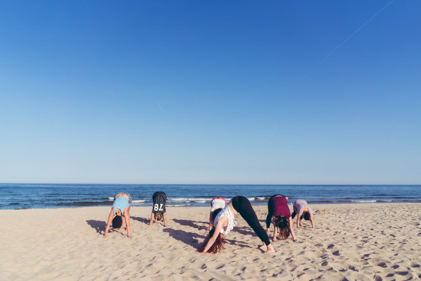 在海滩上做瑜伽图片下载