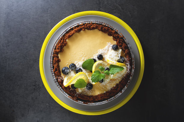 经典的普通纽约芝士蛋糕切在木板上，特写，选择性聚焦图片下载