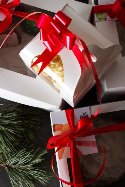 孩子们的生日蛋糕。孩子的节日。图片下载