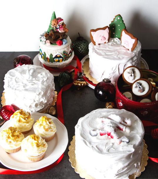 孩子们的生日蛋糕。孩子的节日。图片下载