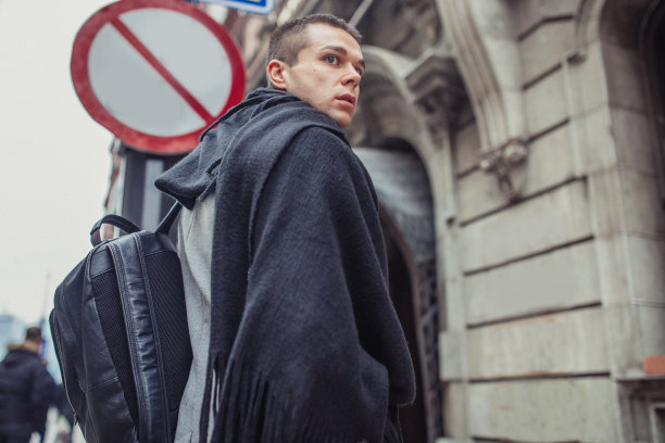 戴长围巾的男人图片下载