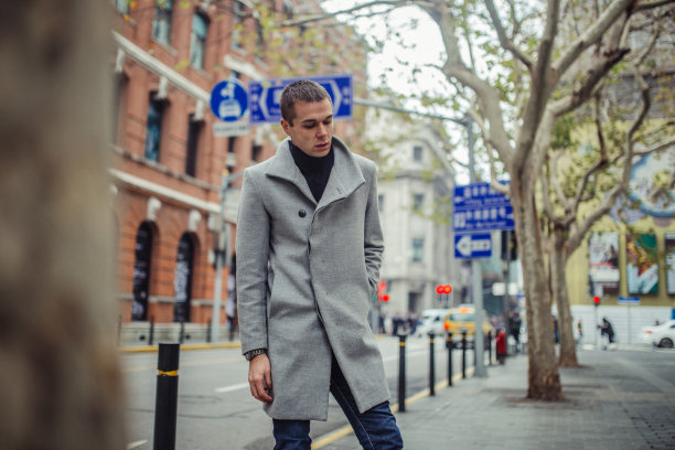 穿灰色外套的人站在街上图片下载