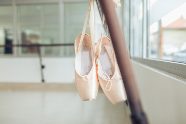 芭蕾舞鞋挂在木杆上图片下载