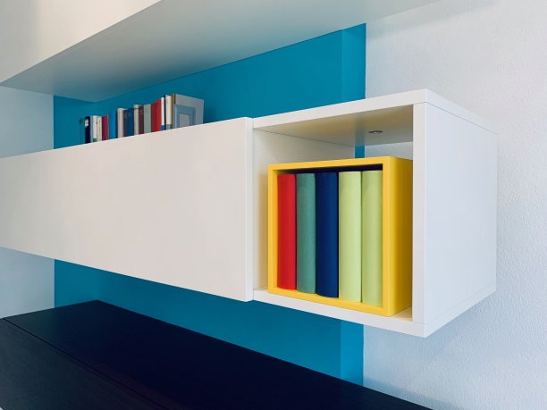 普通的彩色书在书架上图片下载