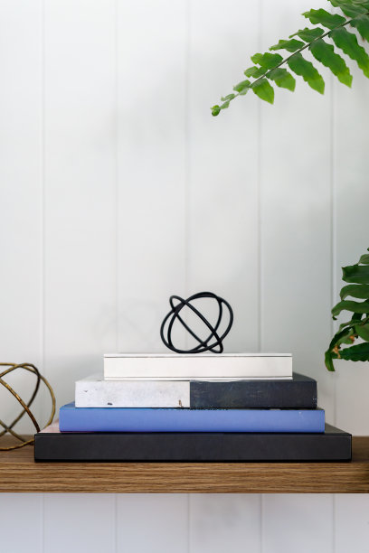 书架与书和装饰-家庭装饰图片下载