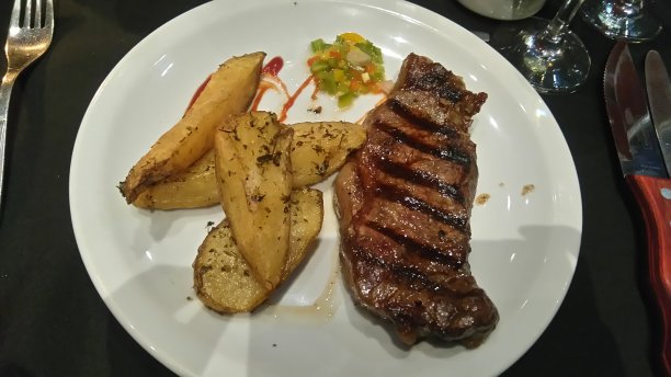 美味的牛排配薯条图片下载