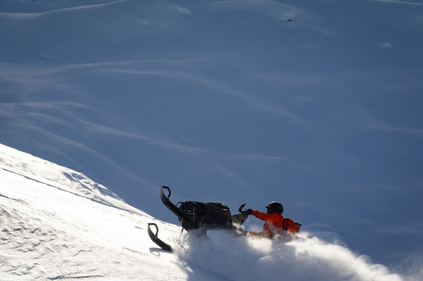 雪上摩托的新鲜粉末在山上图片下载