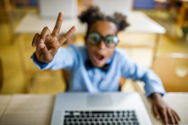 在课堂上回答问题的特写。图片下载