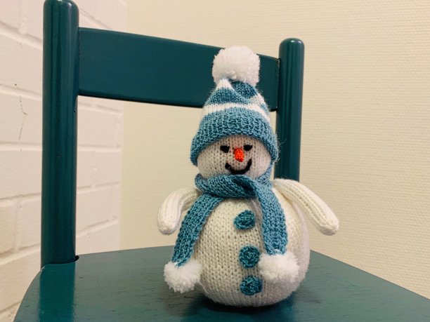用围巾和帽子在小椅子上编雪人图片下载