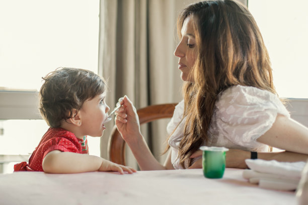 女孩在家吃饭图片下载