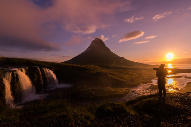 风景剪影的摄影师拍摄照片Kirkjufellsfoss在早上，旅游目的地概念图片下载