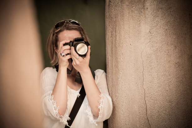 女孩用摄影机图片下载