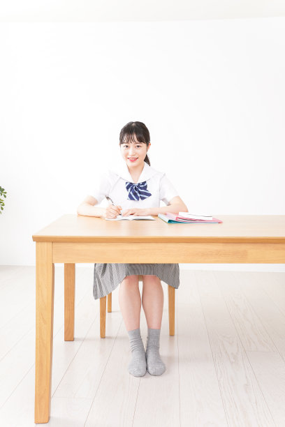 美丽微笑的少年在学习图片下载