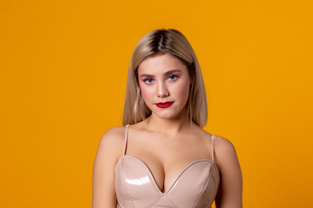 欧洲女模特与金发喜欢室内照片图片下载