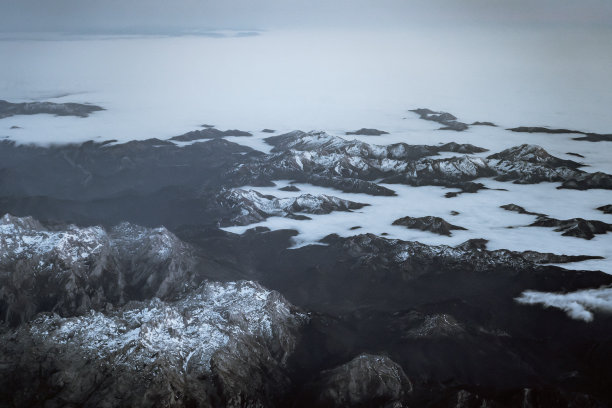 天空，从上到下的视图，阿斯图里亚斯山与雪，西班牙图片下载