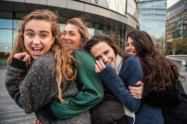 一群朋友在伦敦市中心闲逛图片下载