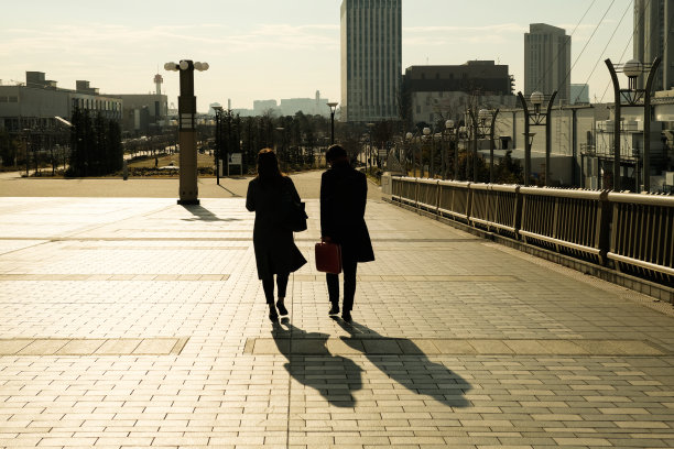 女商人和商人的剪影图片下载