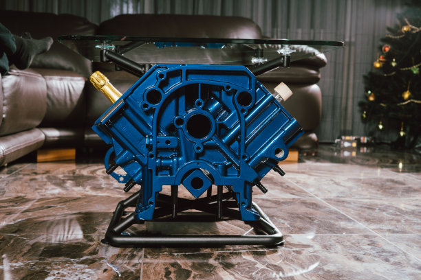 V8引擎块表，漆成蓝色。阁楼时尚的桌子家具与钢化玻璃图片下载