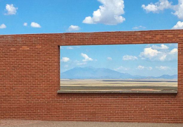 城墙上的切口完美地勾勒出群山图片下载