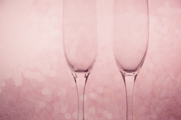 粉红色的夫妇喝香槟杯的晚餐邀请在情人节或婚礼派对的背景图片下载