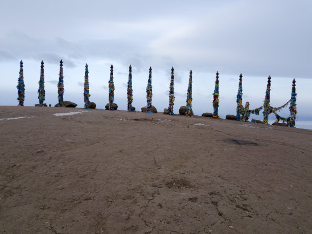 照片来自无人机的萨满杆在奥尔洪，在俄罗斯的冬天。图片下载