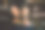 年轻的白种金发女孩坐在沙发上与一杯威士忌在豪华内饰定制v8汽车发动机表。时尚的图片和美丽的微笑图片下载