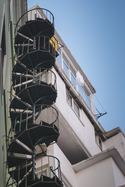 里斯本，一栋建筑外的螺旋蜗牛楼梯。图片下载