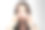 年轻漂亮的女人捧着一根破烟，戒掉吸烟的观念图片下载