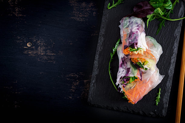 素越南春卷配辣汁、红萝卜、黄瓜、红白菜和米粉。素食食物。美味的一餐。俯视图，平放，复制空间图片下载