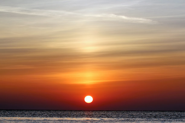 日落在一个不寻常的颜色在海上图片下载