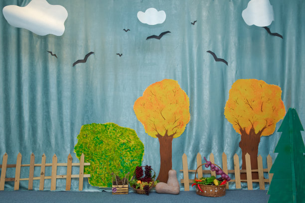 幼儿园的秋天场景。绿伞，红伞图片下载