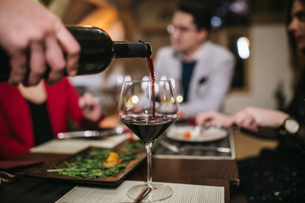 倒红酒图片下载